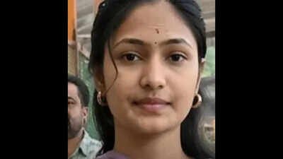 indian student suffered a massive accident in chicago after she slipped and fell 25 ft down at a subway station
