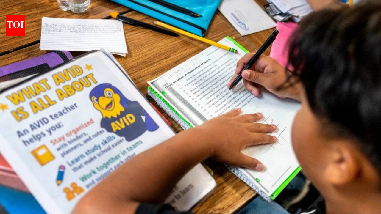 Teachers in England to receive 35 pay hike from September