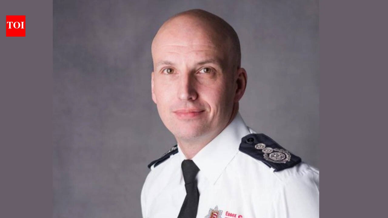 UK industrial fire Essex fertiliser explosion injures 20 firefighters destroys