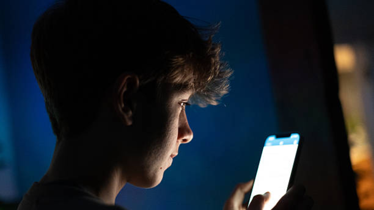 UK proposes overnight social media curfew for 16 17 year olds