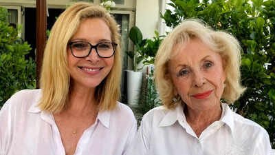 friends star lisa kudrow recalls eerie moments after her mother nedra sterns death says she believes her late mom texted her from beyond it happened three times