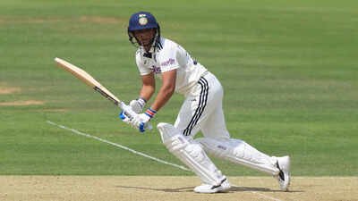 ind w vs eng w test cricket match day 1