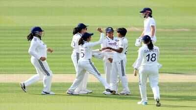 ind w vs eng w test cricket match day 1