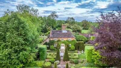 princess margarets former country retreat is for sale for 395 million inside the 4195 square foot home where royals and artists gathered