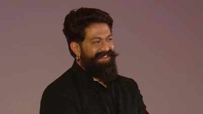 yash blushes on receiving thunderous 39daddy39s home39 chants at 39ramayana39 pratham sankalap event in delhi watch