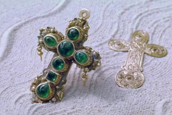 A diver found a 3 million gold cross in a