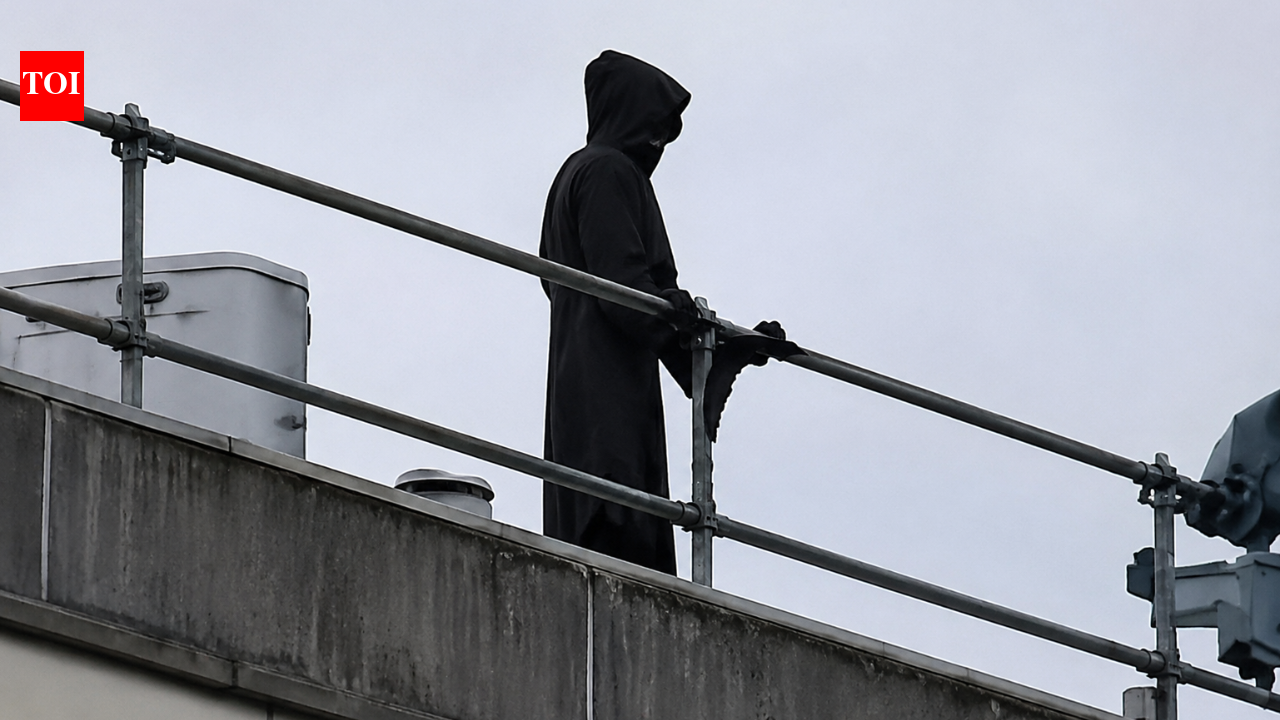 Man dressed as ‘Grim Reaper climbs onto hospital roof with