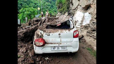 car hit by falling rocks in kullu