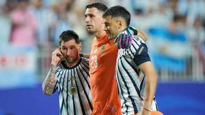 lionel messi emiliano martinez