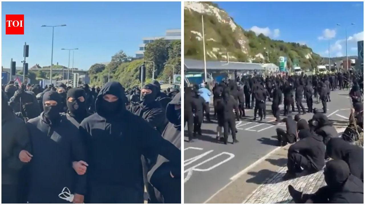 Police slow to respond as masked men block roads to