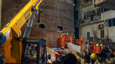 building collapse in delhis satya niketan