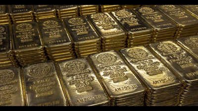 gold prices tumble as crude surge stronger dollar fuel rate cut worries