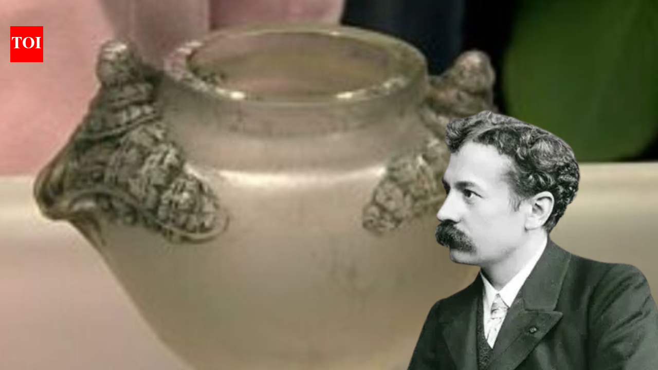 In 2008 a woman bought a glass vase for 1