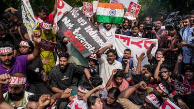 sfi and dyfi activists hold protest march in delhi